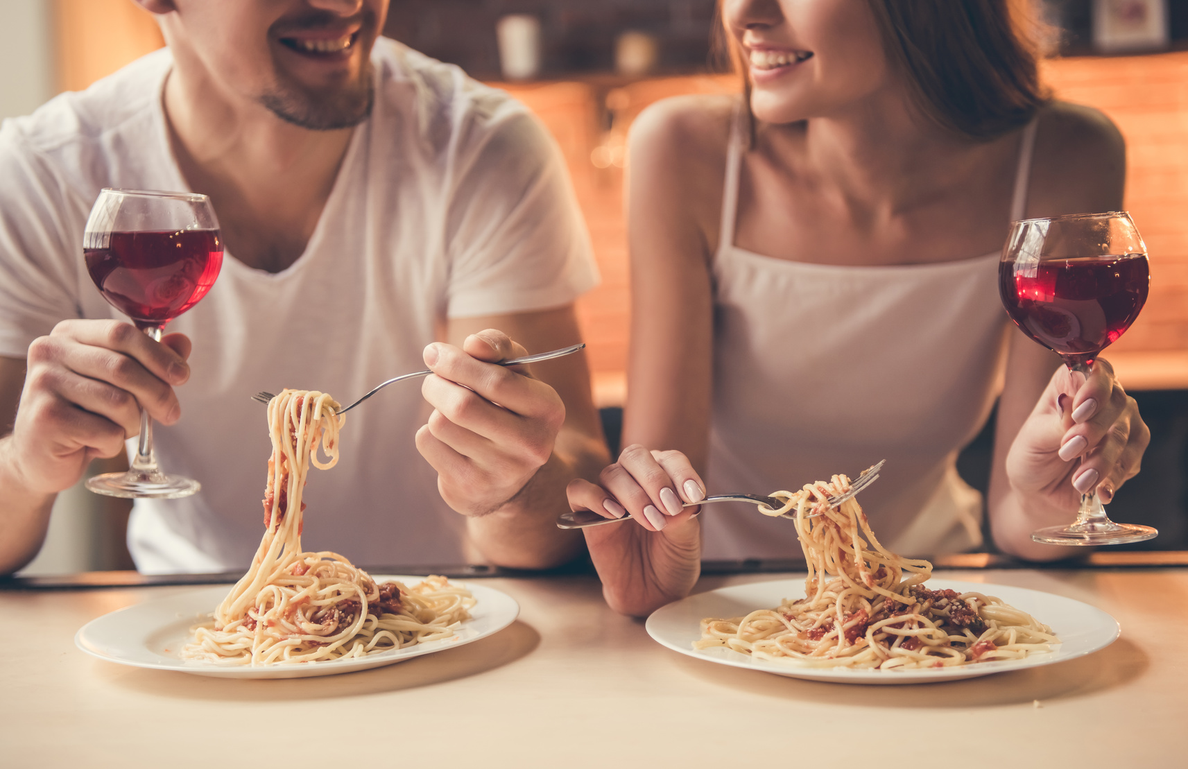 Романтическое свидание с итальянцем закончилось для пышки еблей на столе
