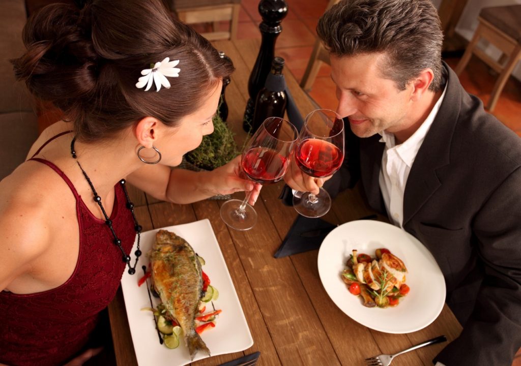 парень и девушка на романтическом ужине