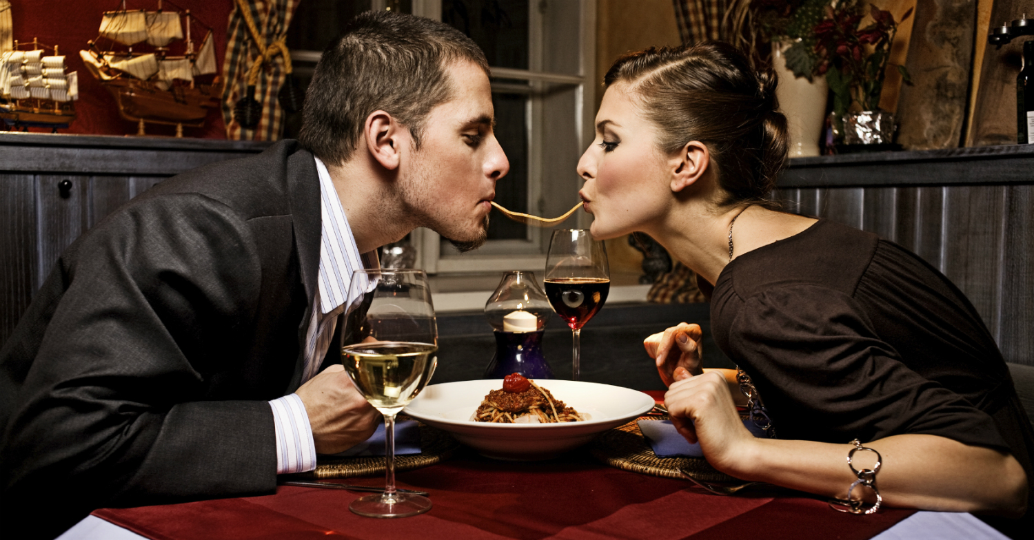Романтическое свидание с итальянцем закончилось для пышки еблей на столе