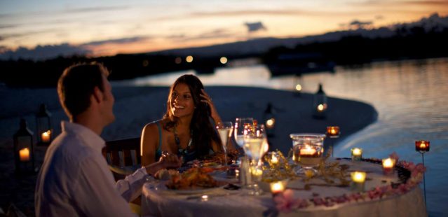 романтический ужин на берегу моря