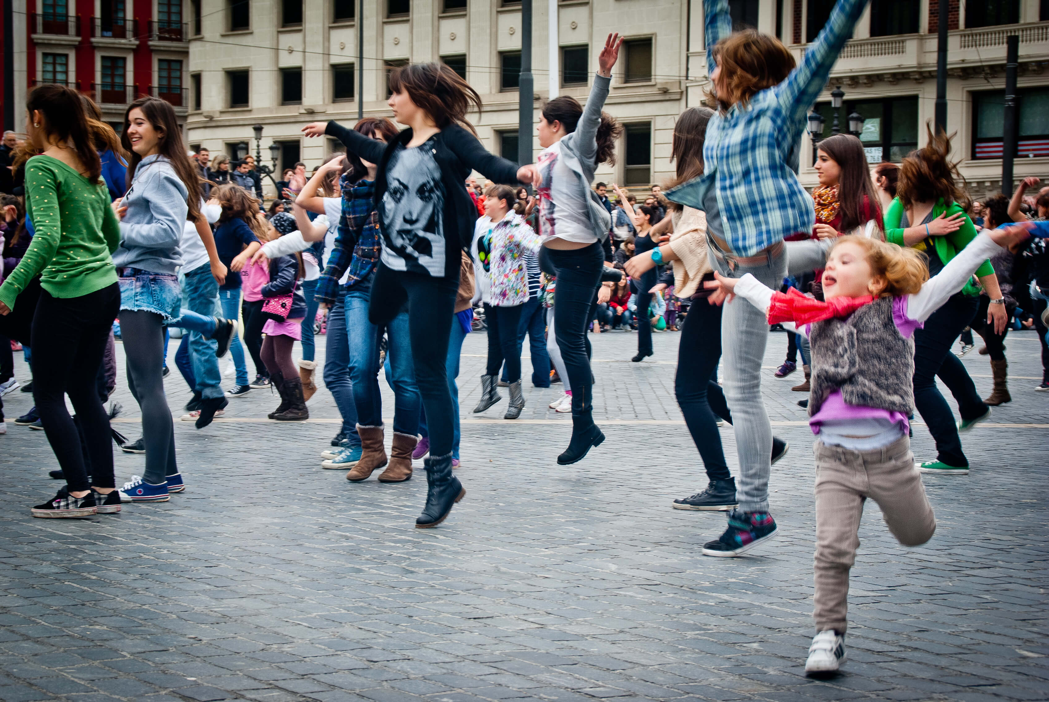 Флеш флешмоб. Танцы на улице. Флэшмоб. Массовые танцы на улице. Люди танцуют.