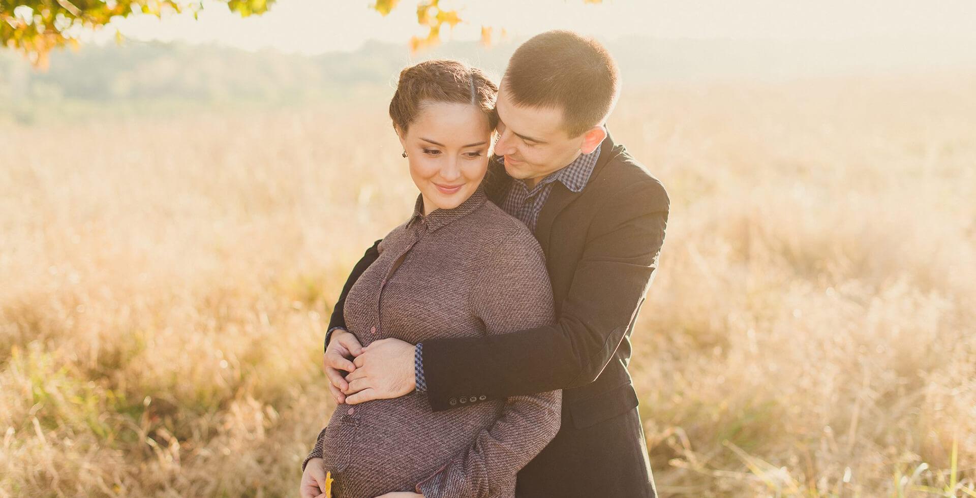 Осень и беременная пара