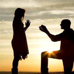 Предложение руки и сердца на пляже Предложение руки и сердца на пляже