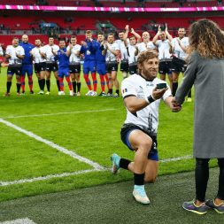 Предложение руки и сердца на стадионе Предложение руки и сердца на стадионе