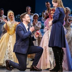 Предложение руки и сердца в театре Предложение руки и сердца в театре