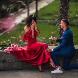 Предложение руки в парке Предложение руки в парке