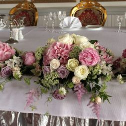 Оформление свадьбы искусственными цветами Оформление свадьбы искусственными цветами