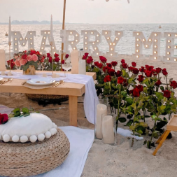 Премиум-предложение руки и сердца на пляже в Дубае Премиум-предложение руки и сердца на пляже в Дубае